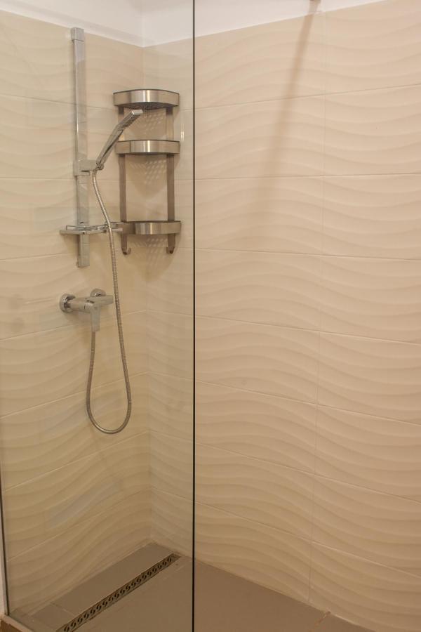 Green Apartament Near The Beach นาโวดาริ ภายนอก รูปภาพ