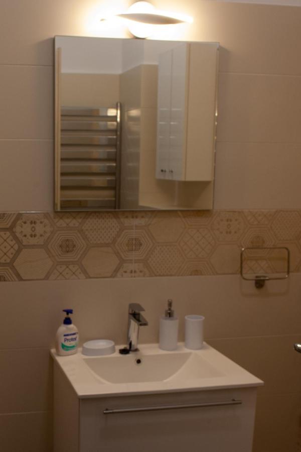 Green Apartament Near The Beach นาโวดาริ ภายนอก รูปภาพ